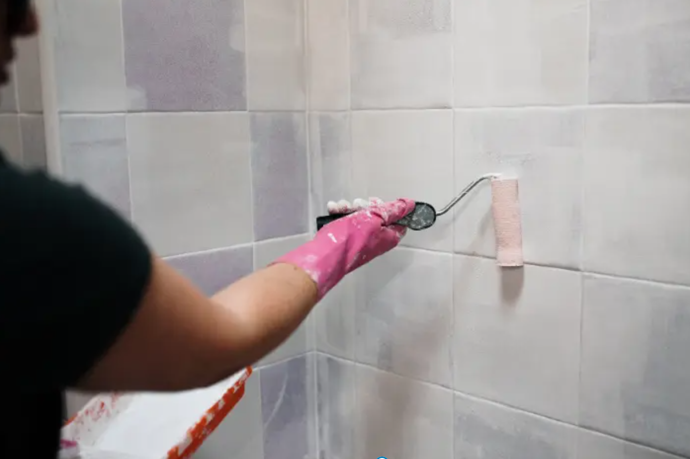 Application de peinture sur carrelage pour salle de bains.